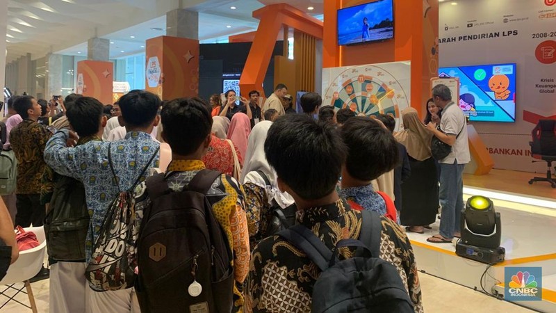 Sejumlah pengunjung mulai memadati Dyandra Convention Center untuk mengikuti acara LPS Financial Festival 2025 di Surabaya, Jawa Timur, Rabu (6/8/2025). (CNBC Indonesia/Tias Budiarto)