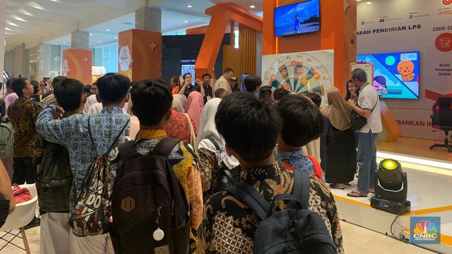 Sejumlah pengunjung mulai memadati Dyandra Convention Center untuk mengikuti acara LPS Financial Festival 2025 di Surabaya, Jawa Timur, Rabu (6/8/2025). (CNBC Indonesia/Ayyi Ahmad Hidayat)