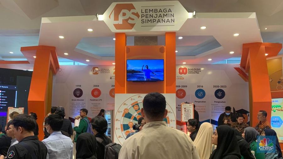 Sejumlah pengunjung mulai memadati Dyandra Convention Center untuk mengikuti acara LPS Financial Festival 2025 di Surabaya, Jawa Timur, Rabu (6/8/2025). (CNBC Indonesia/Ayyi Ahmad Hidayat)