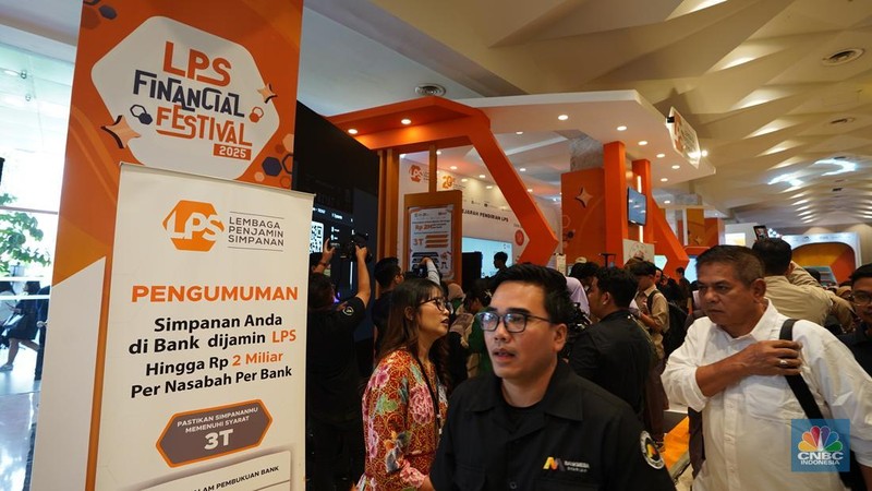 Sejumlah pengunjung mulai memadati Dyandra Convention Center untuk mengikuti acara LPS Financial Festival 2025 di Surabaya, Jawa Timur, Rabu (6/8/2025). (CNBC Indonesia/Tias Budiarto)