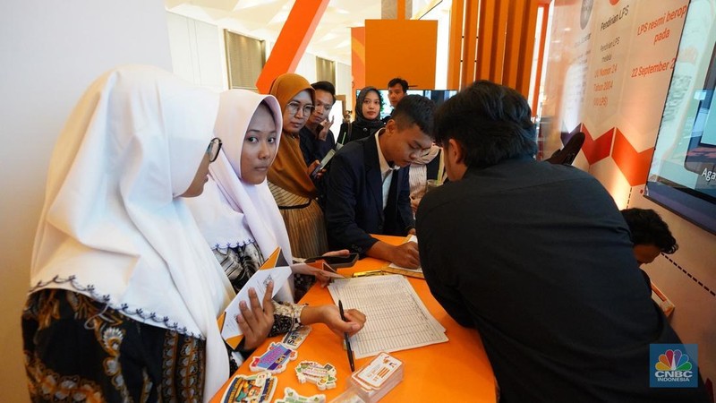 Sejumlah pengunjung mulai memadati Dyandra Convention Center untuk mengikuti acara LPS Financial Festival 2025 di Surabaya, Jawa Timur, Rabu (6/8/2025). (CNBC Indonesia/Tias Budiarto)