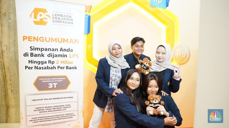 Sejumlah pengunjung mulai memadati Dyandra Convention Center untuk mengikuti acara LPS Financial Festival 2025 di Surabaya, Jawa Timur, Rabu (6/8/2025). (CNBC Indonesia/Tias Budiarto)