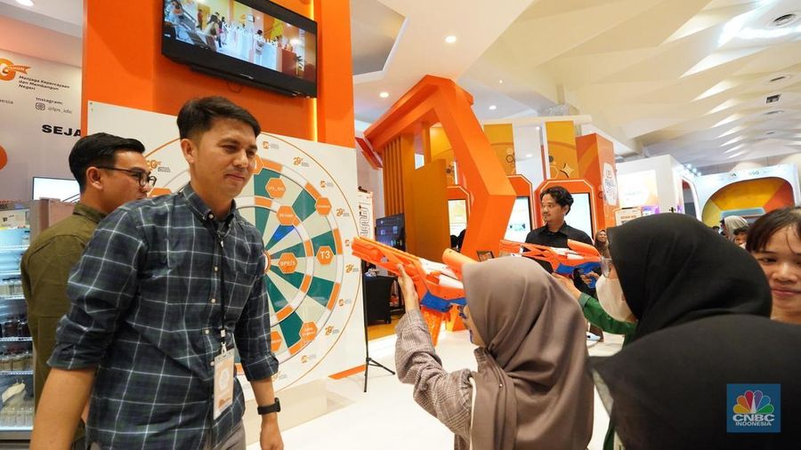 Sejumlah pengunjung mulai memadati Dyandra Convention Center untuk mengikuti acara LPS Financial Festival 2025 di Surabaya, Jawa Timur, Rabu (6/8/2025). (CNBC Indonesia/Tias Budiarto)