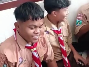 Bikin Bangga, Siswa SMK Patungan Beli Sepatu untuk Teman Kurang Mampu