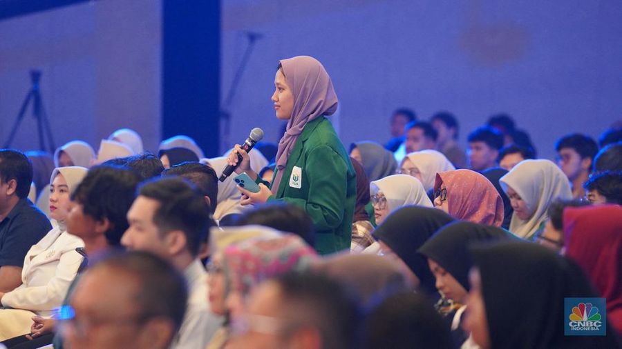 Sejumlah pengunjung mulai memadati Dyandra Convention Center untuk mengikuti acara LPS Financial Festival 2025 di Surabaya, Jawa Timur, Rabu (6/8/2025). (CNBC Indonesia/Tias Budiarto)