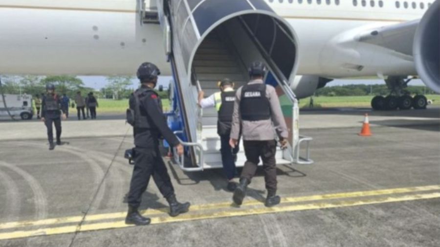 Tim Jibom Polda Sumut mulai menyisir Pesawat Saudia Airlines yang mendarat darurat di Bandara Kualanamu. (Dok.Polda Sumut)
