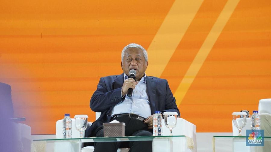 Tokoh Nasional Asal Jawa Timur, Prof. Dr. Mohammad Nuh menyampaikan paparan dalam acara LPS Financial Festival 2025 di Dyandra Convention Center, Surabaya, Jawa Timur, Rabu (6/8/2025). (CNBC Indonesia/Tias Budiarto)