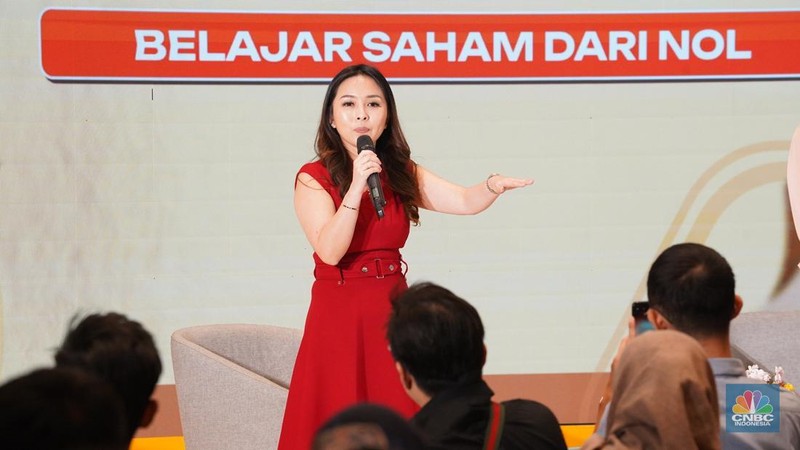 Sejumlah pengunjung mulai memadati Dyandra Convention Center untuk mengikuti acara LPS Financial Festival 2025 di Surabaya, Jawa Timur, Rabu (6/8/2025). (CNBC Indonesia/Tias Budiarto)