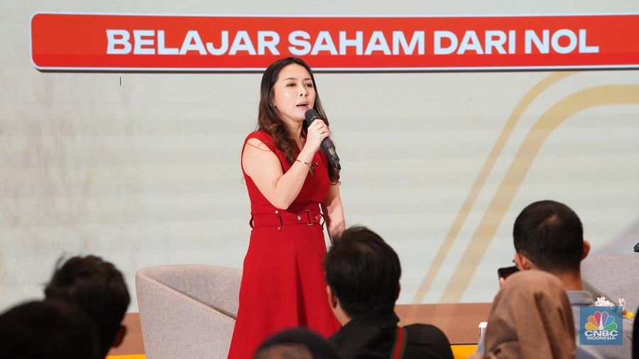 Trader & Investor, Ellen May menyampaikan paparan dalam sesi Educational Class di acara LPS Financial Festival 2025 di Dyandra Convention Center, Surabaya, Jawa Timur, Rabu, (6/8/2025). (CNBC Indonesia/Tias Budiarto)