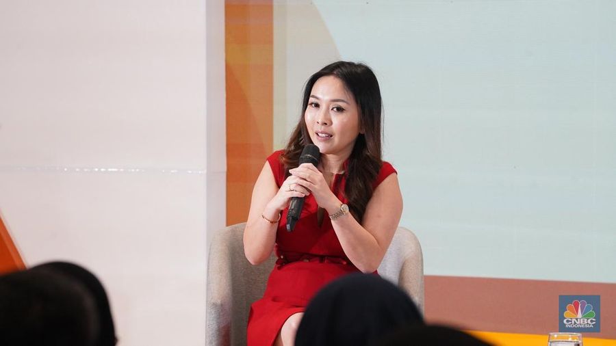 Trader & Investor, Ellen May menyampaikan paparan dalam sesi Educational Class di acara LPS Financial Festival 2025 di Dyandra Convention Center, Surabaya, Jawa Timur, Rabu, (6/8/2025). (CNBC Indonesia/Tias Budiarto)