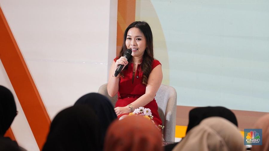 Trader & Investor, Ellen May menyampaikan paparan dalam sesi Educational Class di acara LPS Financial Festival 2025 di Dyandra Convention Center, Surabaya, Jawa Timur, Rabu, (6/8/2025). (CNBC Indonesia/Tias Budiarto)