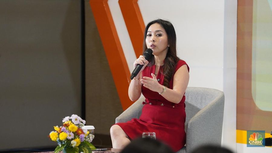 Trader & Investor, Ellen May menyampaikan paparan dalam sesi Educational Class di acara LPS Financial Festival 2025 di Dyandra Convention Center, Surabaya, Jawa Timur, Rabu, (6/8/2025). (CNBC Indonesia/Tias Budiarto)