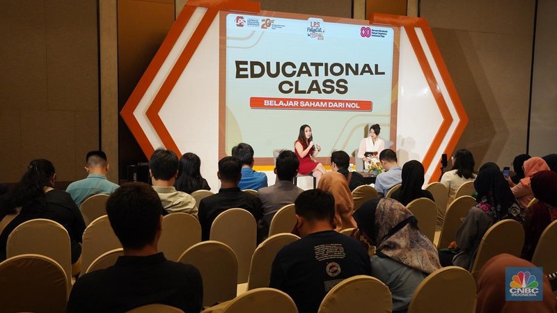 Trader & Investor, Ellen May menyampaikan paparan dalam sesi Educational Class di acara LPS Financial Festival 2025 di Dyandra Convention Center, Surabaya, Jawa Timur, Rabu, (6/8/2025). (CNBC Indonesia/Tias Budiarto)