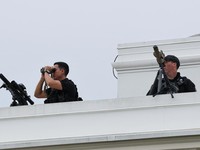 A U.S. Secret Service snipers keep a lookout on the roof of the White House in Washington, D.C., U.S., August 5, 2025. REUTERS/Jonathan Ernst