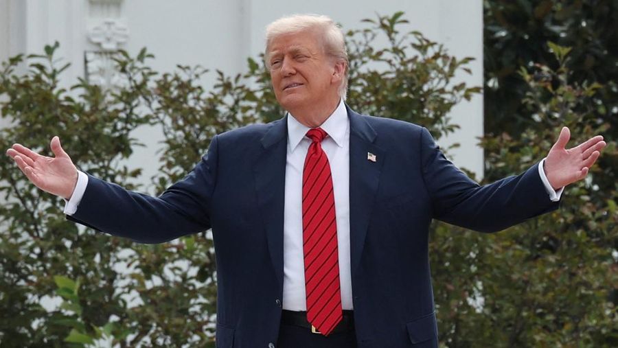 U.S. President Donald Trump gestures to reporters, on a walk with an architect and aides on the roof of the White House in Washington, D.C., U.S., August 5, 2025. REUTERS/Jonathan Ernst