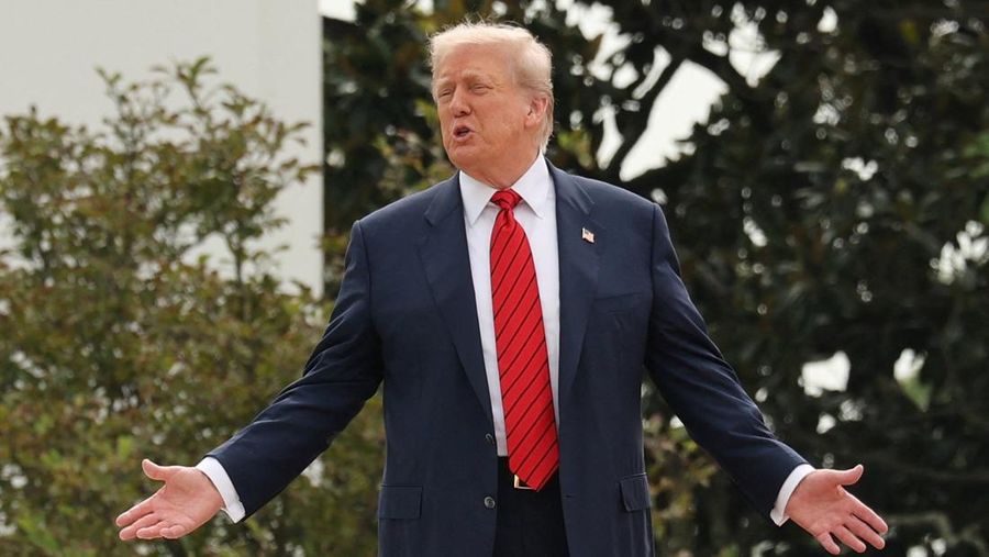 U.S. President Donald Trump shouts to reporters as he walks on the roof of the White House in Washington, D.C., U.S., August 5, 2025. REUTERS/Jonathan Ernst