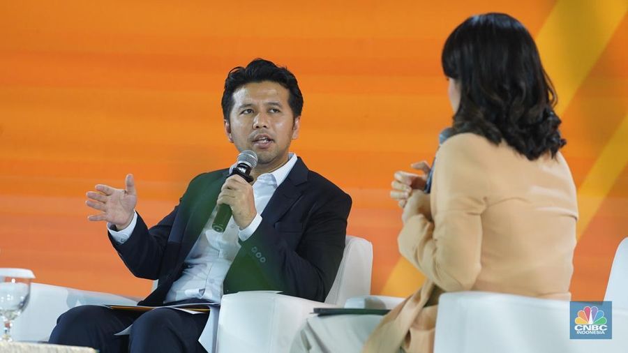 Wakil Gubernur Jawa Timur, Emil Dardak menyampaikan paparan dalam acara LPS Financial Festival 2025 di Dyandra Convention Center, Surabaya, Jawa Timur, Rabu (6/8/2025). (CNBC Indonesia/Tias Budiarto)