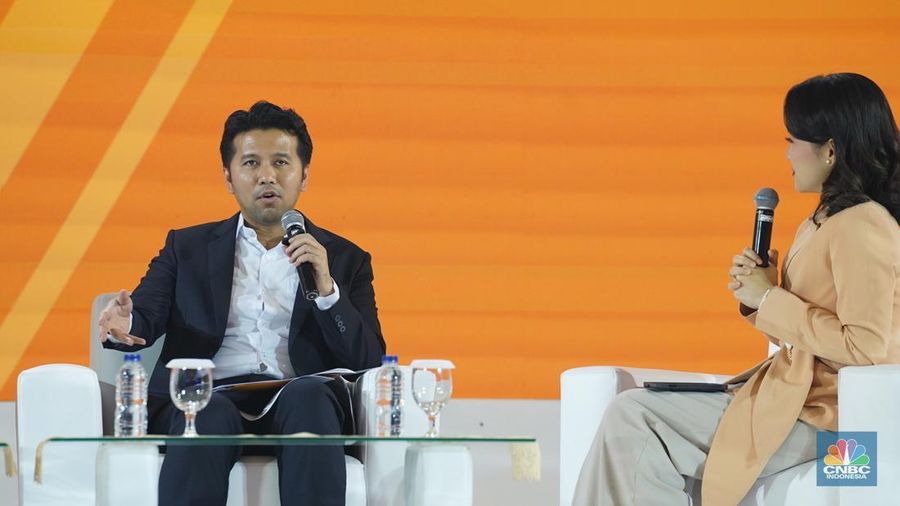 Wakil Gubernur Jawa Timur, Emil Dardak menyampaikan paparan dalam acara LPS Financial Festival 2025 di Dyandra Convention Center, Surabaya, Jawa Timur, Rabu (6/8/2025). (CNBC Indonesia/Tias Budiarto)