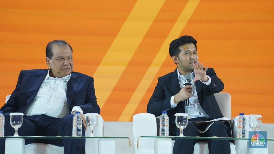 Wakil Gubernur Jawa Timur, Emil Dardak menyampaikan paparan dalam acara LPS Financial Festival 2025 di Dyandra Convention Center, Surabaya, Jawa Timur, Rabu (6/8/2025). (CNBC Indonesia/Tias Budiarto)