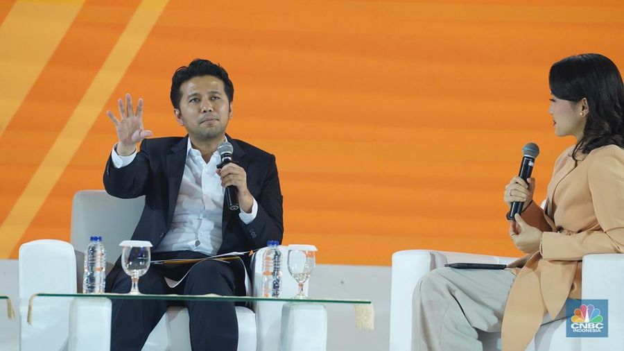 Wakil Gubernur Jawa Timur, Emil Dardak menyampaikan paparan dalam acara LPS Financial Festival 2025 di Dyandra Convention Center, Surabaya, Jawa Timur, Rabu (6/8/2025). (CNBC Indonesia/Tias Budiarto)