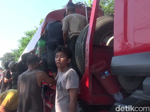 Truk Tangki BBM Kecelakaan di Lumajang, Warga Berebut Solar