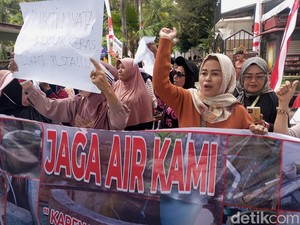 Warga Demo di DPRD Makassar Tolak Pembangunan PLTSa di Tamalanrea