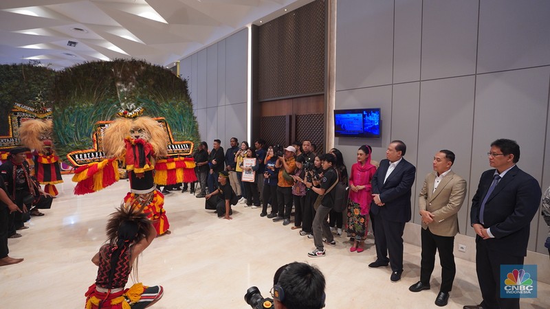 Sejumlah pengunjung mulai memadati Dyandra Convention Center untuk mengikuti acara LPS Financial Festival 2025 di Surabaya, Jawa Timur, Rabu (6/8/2025). (CNBC Indonesia/Tias Budiarto)
