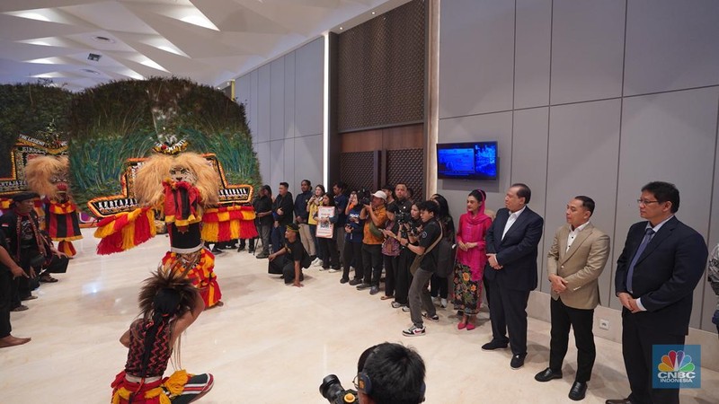 Sejumlah pengunjung mulai memadati Dyandra Convention Center untuk mengikuti acara LPS Financial Festival 2025 di Surabaya, Jawa Timur, Rabu (6/8/2025). (CNBC Indonesia/Tias Budiarto)