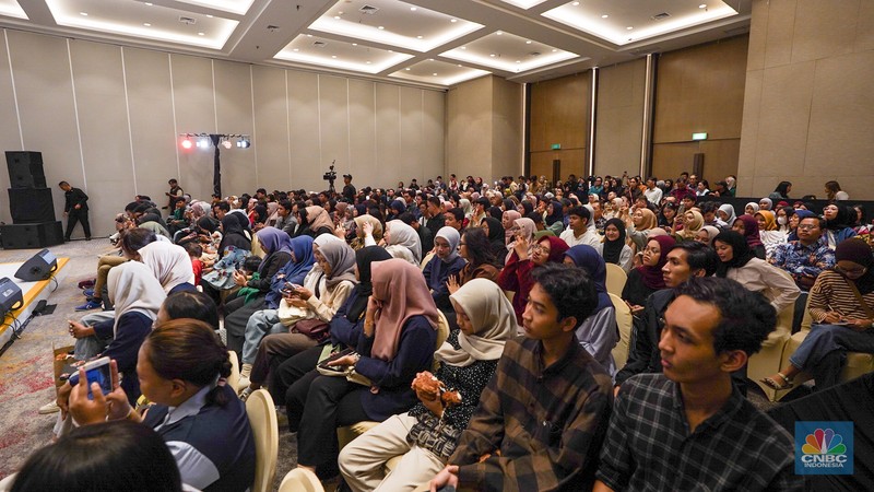 Audiens bertanya kepada Aktris Cinta Laura dalam acara LPS Financial Festival 2025 di Dyandra Convention Center, Surabaya, Jawa Timur. Audiens bertanya kepada Aktris Cinta Laura dalam acara LPS Financial Festival 2025 di Dyandra Convention Center, Surabaya, Jawa Timur, Kamis (7/8/2025). (CNBC Indoensia/Tias Budiarto)