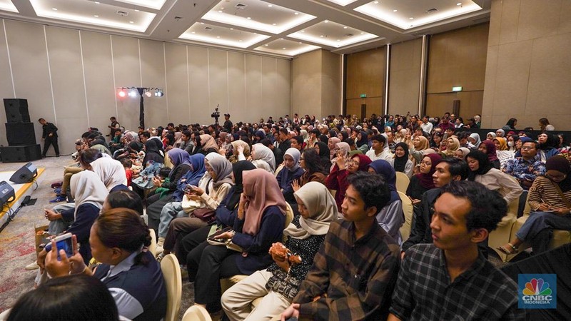 Audiens bertanya kepada Aktris Cinta Laura dalam acara LPS Financial Festival 2025 di Dyandra Convention Center, Surabaya, Jawa Timur, Kamis (7/8/2025). (CNBC Indoensia/Tias Budiarto)