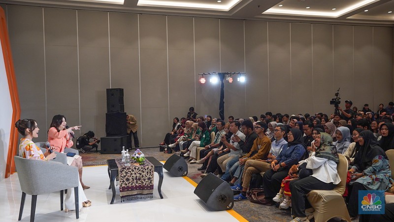 Audiens bertanya kepada Aktris Cinta Laura dalam acara LPS Financial Festival 2025 di Dyandra Convention Center, Surabaya, Jawa Timur. Audiens bertanya kepada Aktris Cinta Laura dalam acara LPS Financial Festival 2025 di Dyandra Convention Center, Surabaya, Jawa Timur, Kamis (7/8/2025). (CNBC Indoensia/Tias Budiarto)