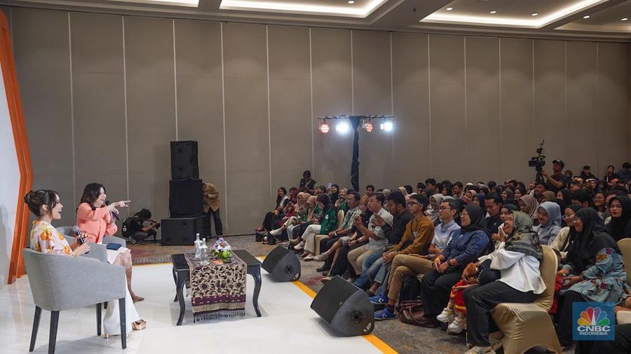 Audiens bertanya kepada Aktris Cinta Laura dalam acara LPS Financial Festival 2025 di Dyandra Convention Center, Surabaya, Jawa Timur, Kamis (7/8/2025). (CNBC Indoensia/Tias Budiarto)