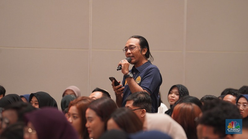 Audiens bertanya kepada Aktris Cinta Laura dalam acara LPS Financial Festival 2025 di Dyandra Convention Center, Surabaya, Jawa Timur. Audiens bertanya kepada Aktris Cinta Laura dalam acara LPS Financial Festival 2025 di Dyandra Convention Center, Surabaya, Jawa Timur, Kamis (7/8/2025). (CNBC Indoensia/Tias Budiarto)