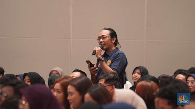 Audiens bertanya kepada Aktris Cinta Laura dalam acara LPS Financial Festival 2025 di Dyandra Convention Center, Surabaya, Jawa Timur, Kamis (7/8/2025). (CNBC Indoensia/Tias Budiarto)