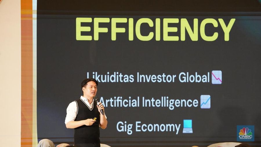 Bank Mega X, Daud Kurnia menyampaikan paparan dalam sesi Educational Class di acara LPS Financial Festival 2025 di Dyandra Convention Center, Surabaya, Jawa Timur, Rabu (6/8/2025). (CNBC Indonesia/Tias Budiarto)