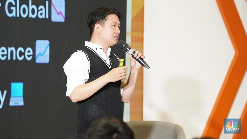 Bank Mega X, Daud Kurnia menyampaikan paparan dalam sesi Educational Class di acara LPS Financial Festival 2025 di Dyandra Convention Center, Surabaya, Jawa Timur, Rabu (6/8/2025). (CNBC Indonesia/Tias Budiarto)