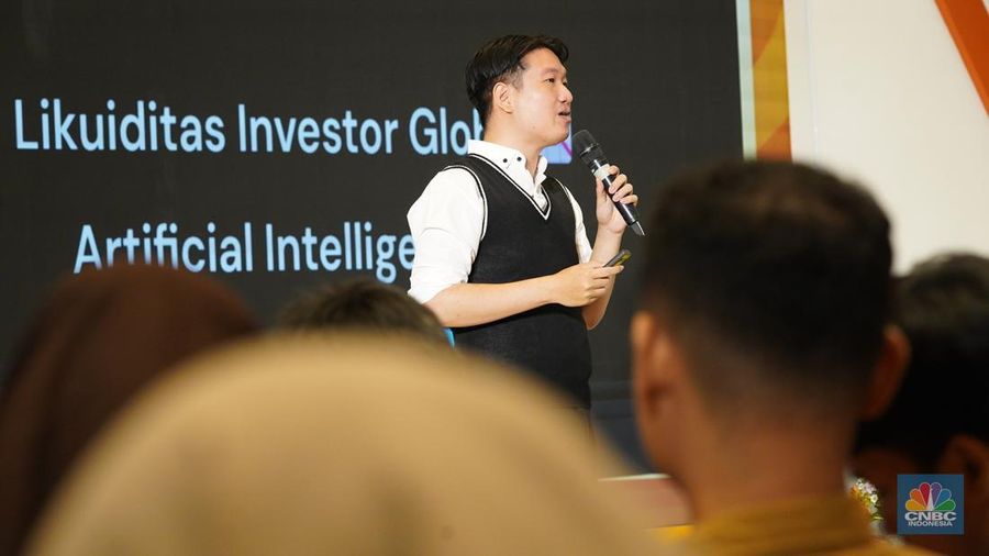 Bank Mega X, Daud Kurnia menyampaikan paparan dalam sesi Educational Class di acara LPS Financial Festival 2025 di Dyandra Convention Center, Surabaya, Jawa Timur, Rabu (6/8/2025). (CNBC Indonesia/Tias Budiarto)