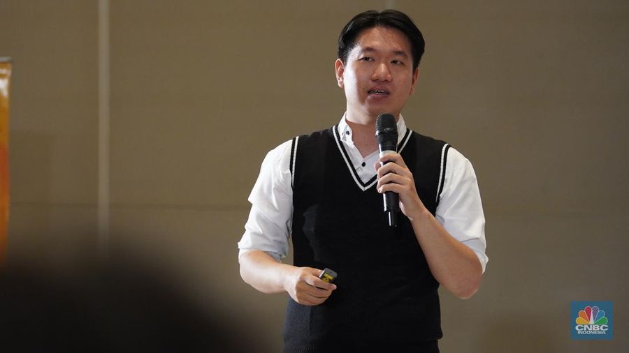 Bank Mega X, Daud Kurnia menyampaikan paparan dalam sesi Educational Class di acara LPS Financial Festival 2025 di Dyandra Convention Center, Surabaya, Jawa Timur, Rabu (6/8/2025). (CNBC Indonesia/Tias Budiarto)