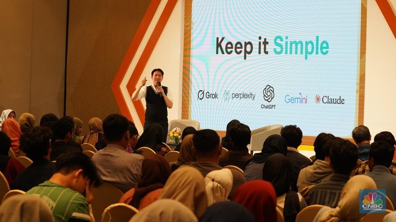 Bank Mega X, Daud Kurnia menyampaikan paparan dalam sesi Educational Class di acara LPS Financial Festival 2025 di Dyandra Convention Center, Surabaya, Jawa Timur, Rabu (6/8/2025). (CNBC Indonesia/Tias Budiarto)