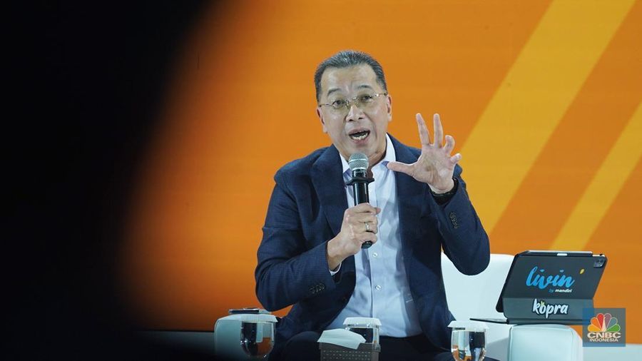 Direkutr Operations Bank Mandiri, Timothy Utama menyampaikan paparan dalam acara LPS Financial Festival 2025 di Dyandra Convention Center, Surabaya, Jawa Timur, Kamis (7/8/2025). (CNBC Indonesia/Tias Budiarto)