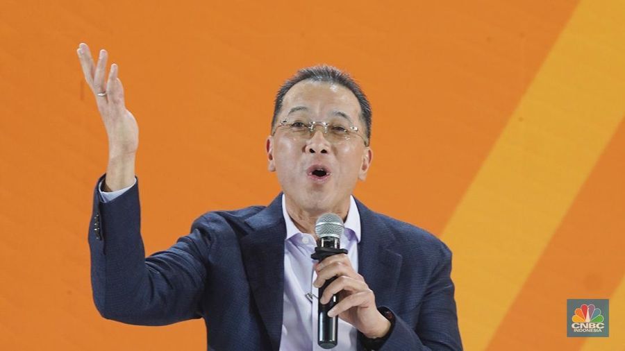 Sejumlah pengunjung mulai memadati Dyandra Convention Center untuk mengikuti acara LPS Financial Festival 2025 di Surabaya, Jawa Timur, Rabu (6/8/2025). (CNBC Indonesia/Tias Budiarto)