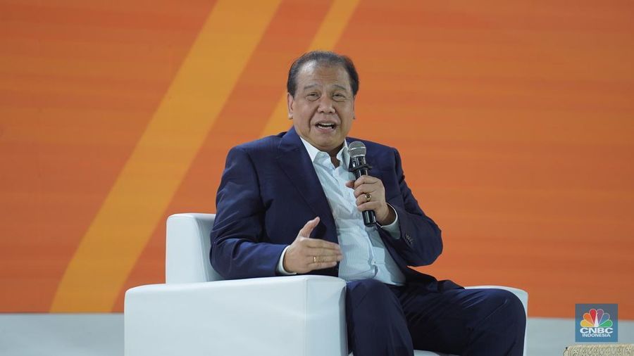 Founder & Chairman CT Corp, Chairul Tanjung menyampaikan paparan dalam acara LPS Financial Festival 2025 di Dyandra Convention Center, Surabaya, Jawa Timur, Kamis (7/8/2025). (CNBC Indonesia/Tias Budiarto)