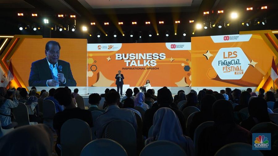 Founder & Chairman CT Corp, Chairul Tanjung menyampaikan paparan dalam acara LPS Financial Festival 2025 di Dyandra Convention Center, Surabaya, Jawa Timur, Kamis (7/8/2025). (CNBC Indonesia/Tias Budiarto)