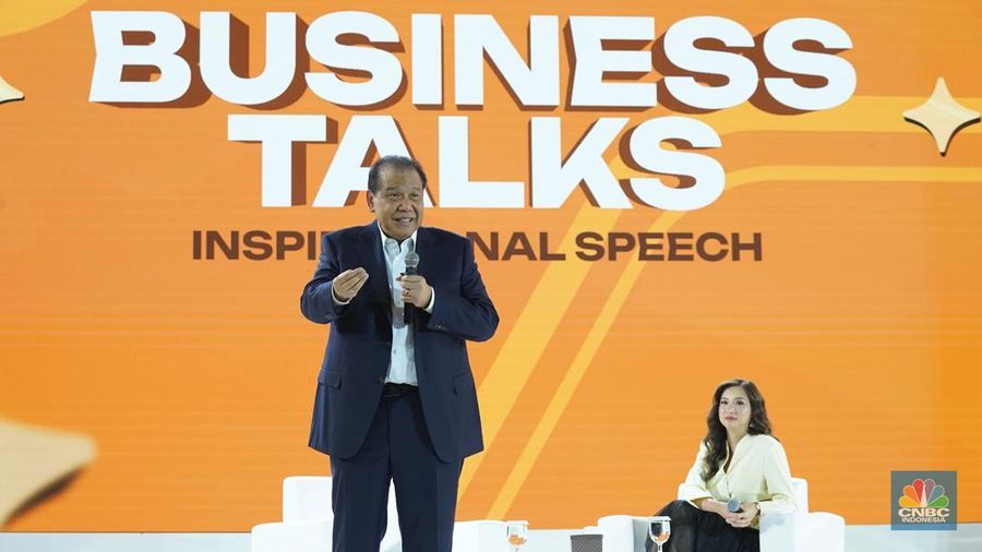 Founder & Chairman CT Corp, Chairul Tanjung menyampaikan paparan dalam acara LPS Financial Festival 2025 di Dyandra Convention Center, Surabaya, Jawa Timur, Kamis (7/8/2025). (CNBC Indonesia/Tias Budiarto)