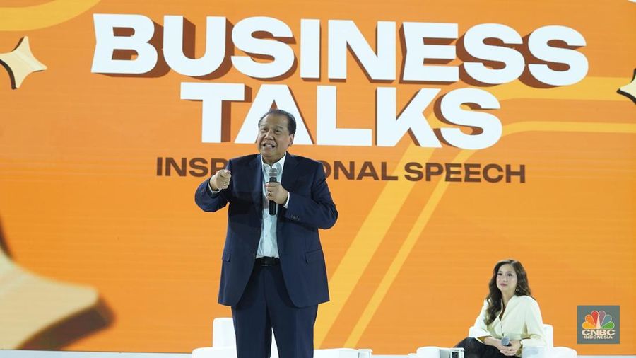 Founder & Chairman CT Corp, Chairul Tanjung menyampaikan paparan dalam acara LPS Financial Festival 2025 di Dyandra Convention Center, Surabaya, Jawa Timur, Kamis (7/8/2025). (CNBC Indonesia/Tias Budiarto)