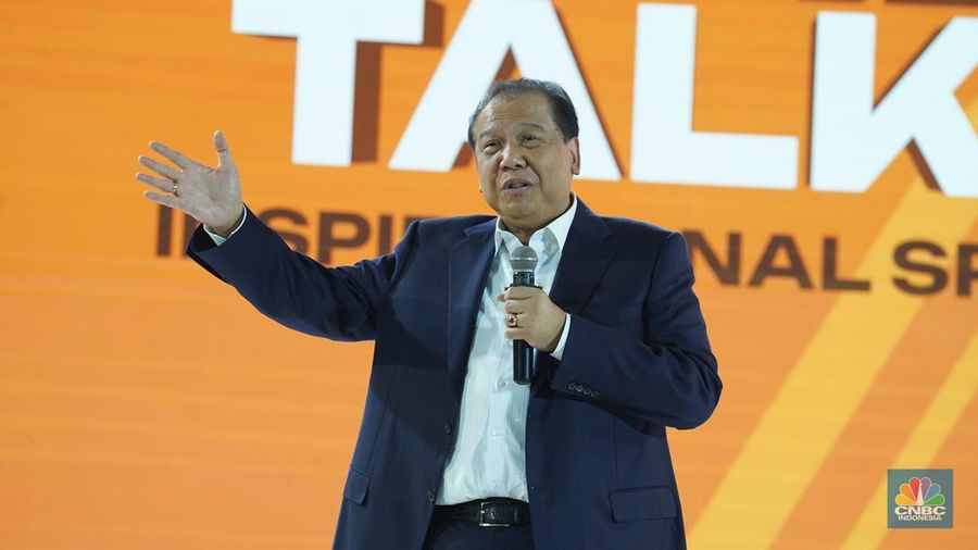 Founder & Chairman CT Corp, Chairul Tanjung menyampaikan paparan dalam acara LPS Financial Festival 2025 di Dyandra Convention Center, Surabaya, Jawa Timur, Kamis (7/8/2025). (CNBC Indonesia/Tias Budiarto)