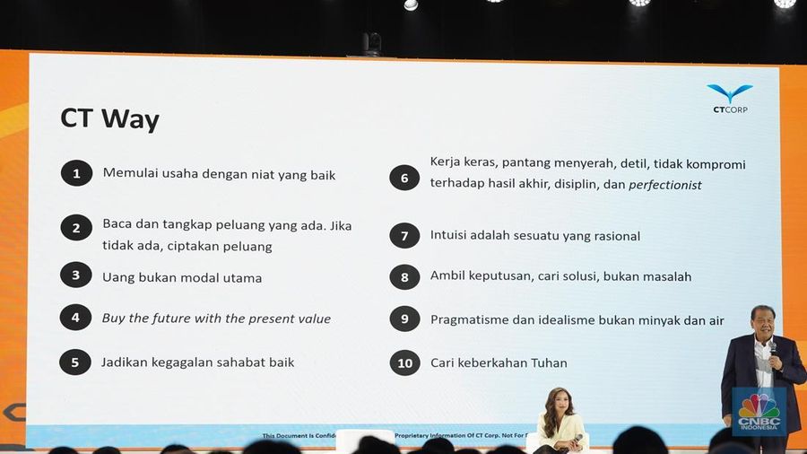 Founder & Chairman CT Corp, Chairul Tanjung menyampaikan paparan dalam acara LPS Financial Festival 2025 di Dyandra Convention Center, Surabaya, Jawa Timur, Kamis (7/8/2025). (CNBC Indonesia/Tias Budiarto)