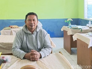 Ketulusan Anas, Guru Honorer Garut yang Bangun Rumah Warga Tak Mampu