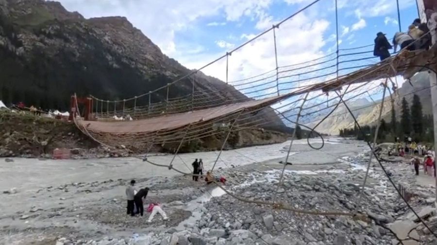 Jembatan gantung putus di wilayah Xinjiang, China barat laut. Orang-orang dilaporkan berjatuhan dari jembatan wisata itu, di mana lima tewas. (Media Sosial/via REUTERS)