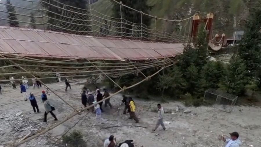 Jembatan gantung putus di wilayah Xinjiang, China barat laut. Orang-orang dilaporkan berjatuhan dari jembatan wisata itu, di mana lima tewas. (Media Sosial/via REUTERS)